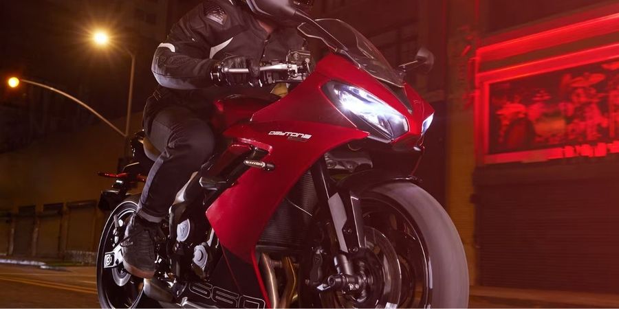 Triumph Daytona 660 night action