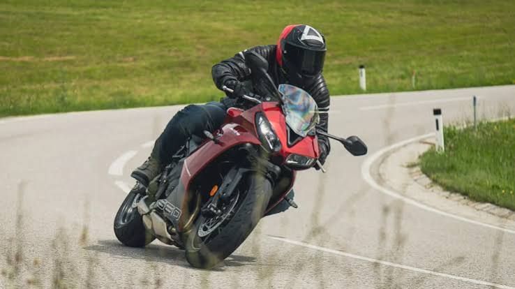 Triumph Daytona 660 cornering