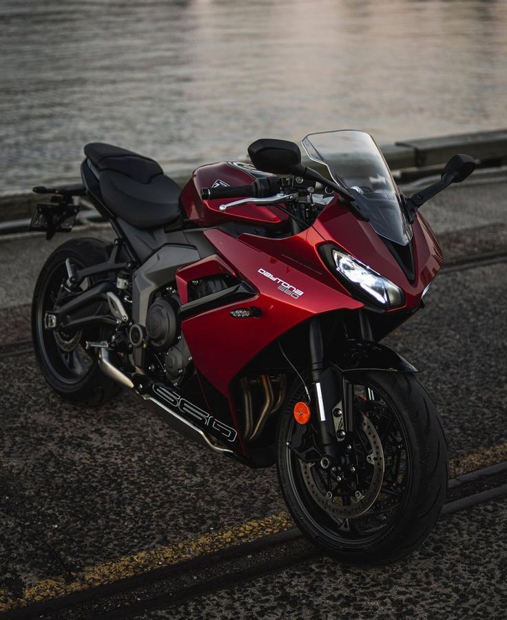 Triumph Daytona 660 studio
